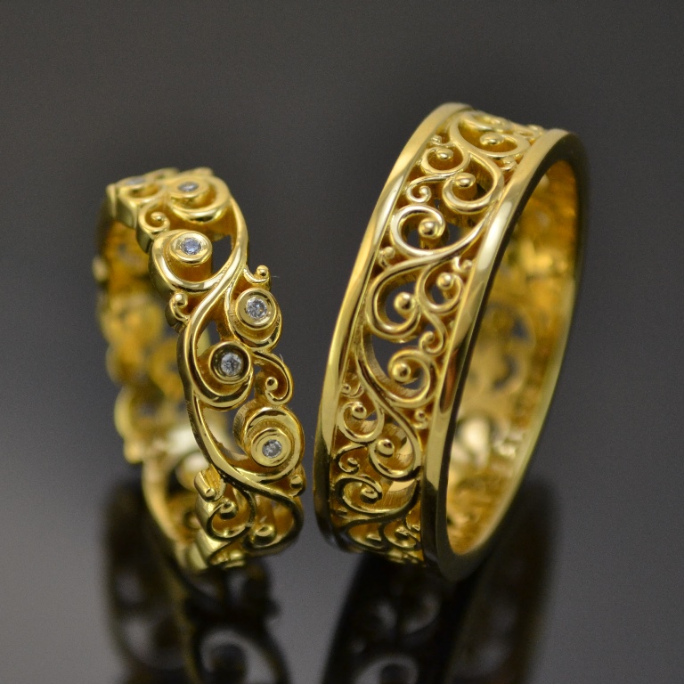Ажурные обручальные кольца с витиеватым узором с бриллиантами из жёлтого золота (Вес пары: 9 гр.)
