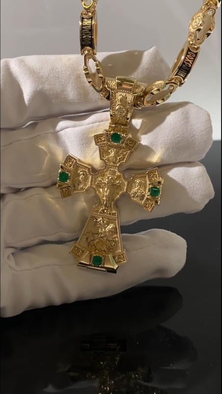 Раскрывающейся крест-мощевик из золота с изумрудами и ликами святых