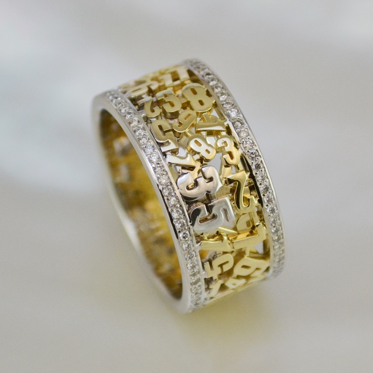 Кольцо с цифрами из золота двухцветное с бриллиантами (Вес: 13,5 гр.)