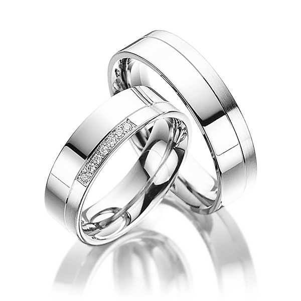 Широкие плоские платиновые обручальные кольца с узкой канавкой и бриллиантами в женском кольце (Вес пары: 20 гр.)
