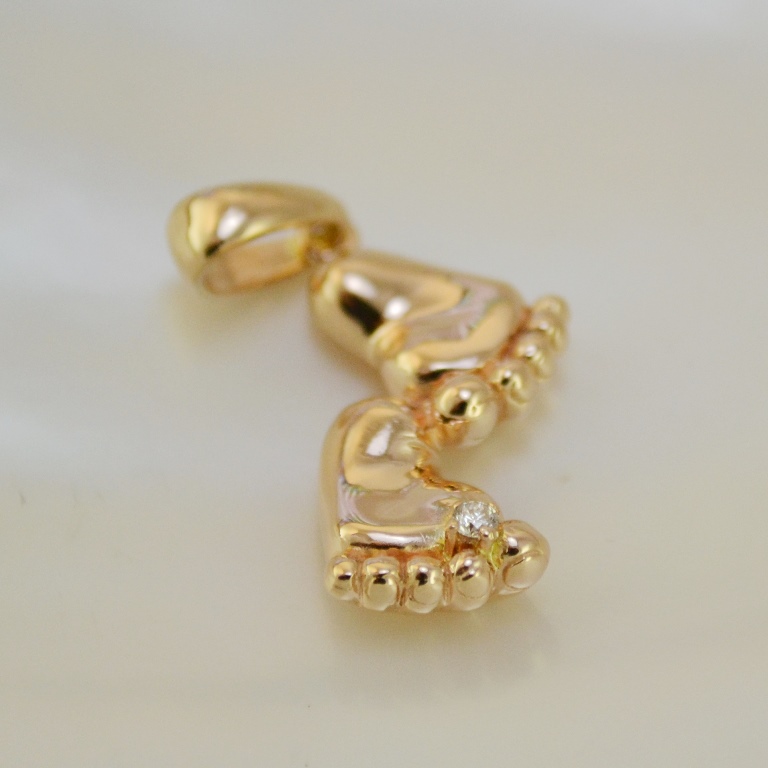 Подвеска / кулон пяточки младенца с бриллиантом из золота на заказ (Вес: 4,5 гр.)