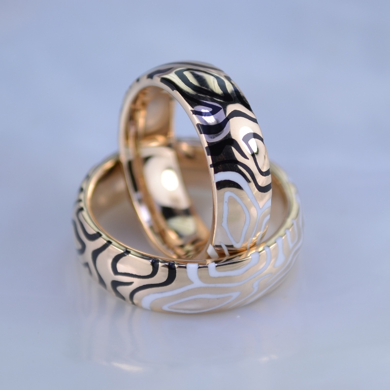 Обручальные кольца с узором древесины с чёрной и белой эмалью (Вес пары: 16 гр.)