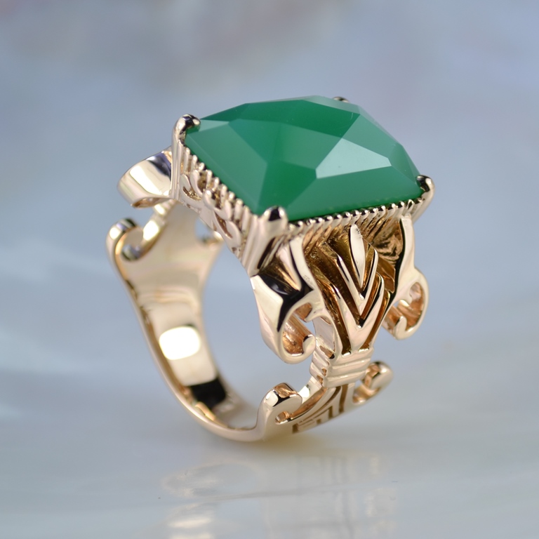 Эксклюзивный перстень из золота с драгоценным камнем хризопразом (Вес: 28 гр.)