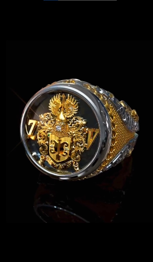 Мужской перстень с личным гербом из двух видов золота с бриллиантом