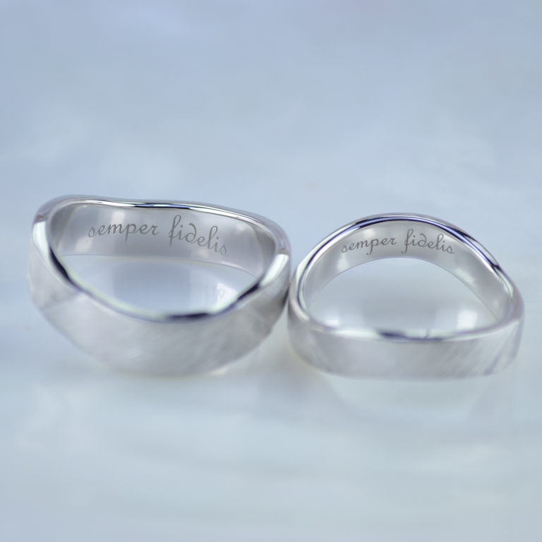 Оригинальные обручальные кольца с ассиметричным профилем с гравировкой Semper fidelis (Вес пары:10 гр.)