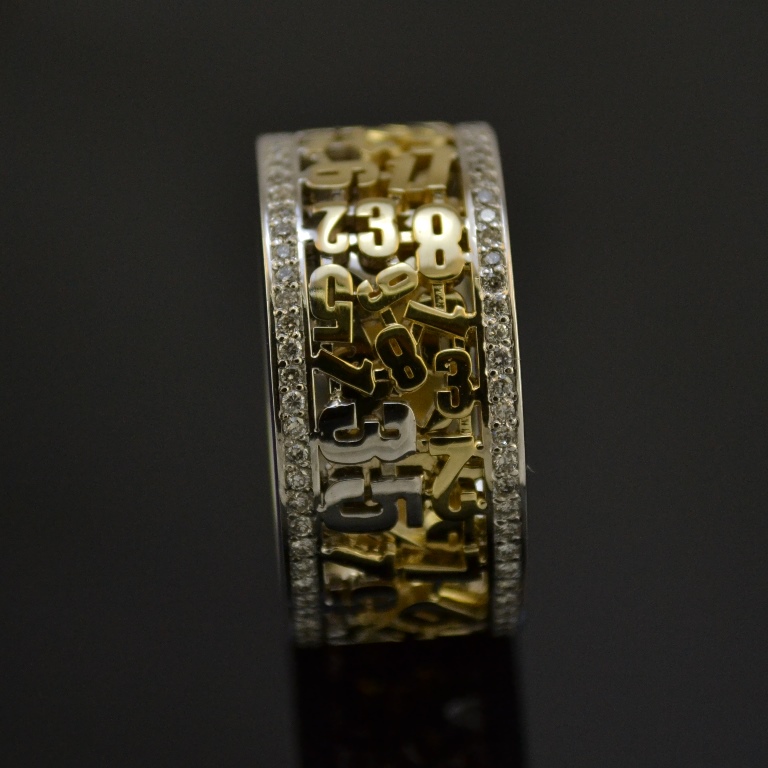 Кольцо с цифрами из золота двухцветное с бриллиантами (Вес: 13,5 гр.)