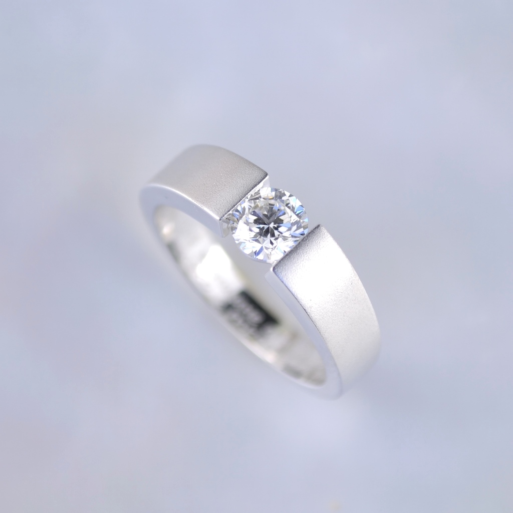 Матовое помолвочное кольцо из белого золота с бриллиантом 0,5ct и гравировкой (Вес: 4,5 гр.)