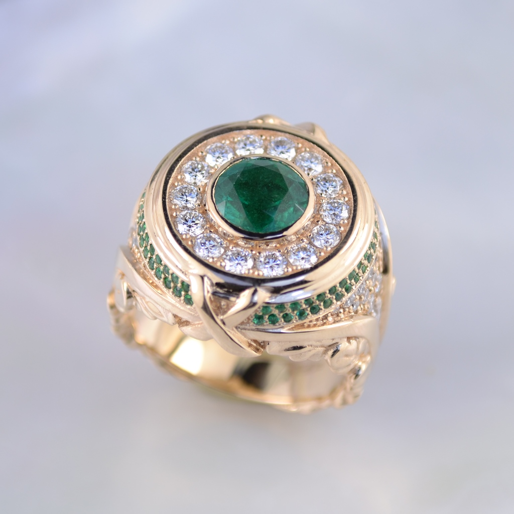 Мужское кольцо-печатка из красного золота с бриллиантами и изумрудами (Вес: 36,5 гр.)