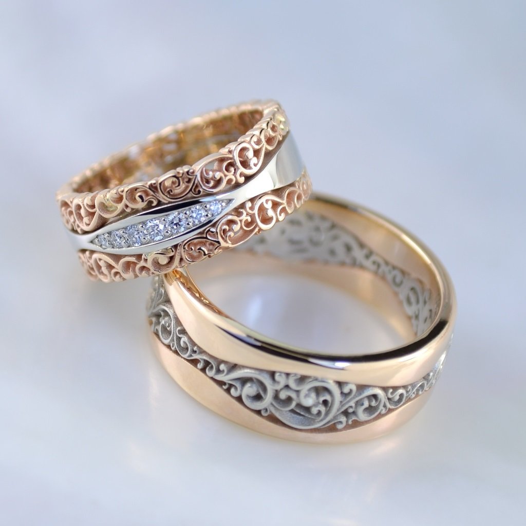 Старинные обручальные кольца из двух видов золота с бриллиантами (Вес: 14 гр.)
