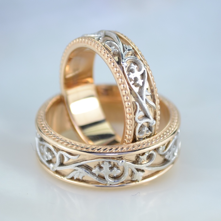 Двухцветное обручальное кольцо с резным узором из золота (Вес 15 гр.)