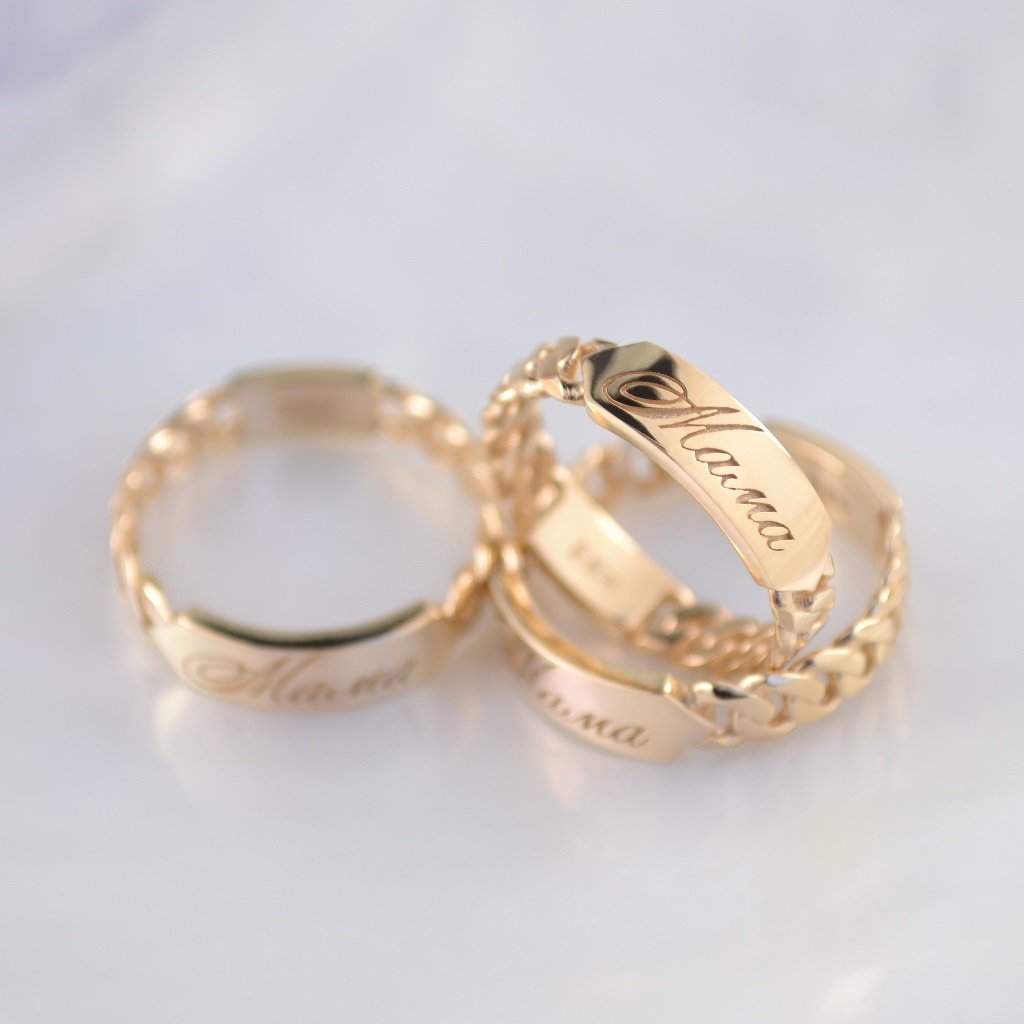 Женское золотое кольцо браслетного типа с гравировкой Мама и бриллиантом (Вес: 3 гр.)
