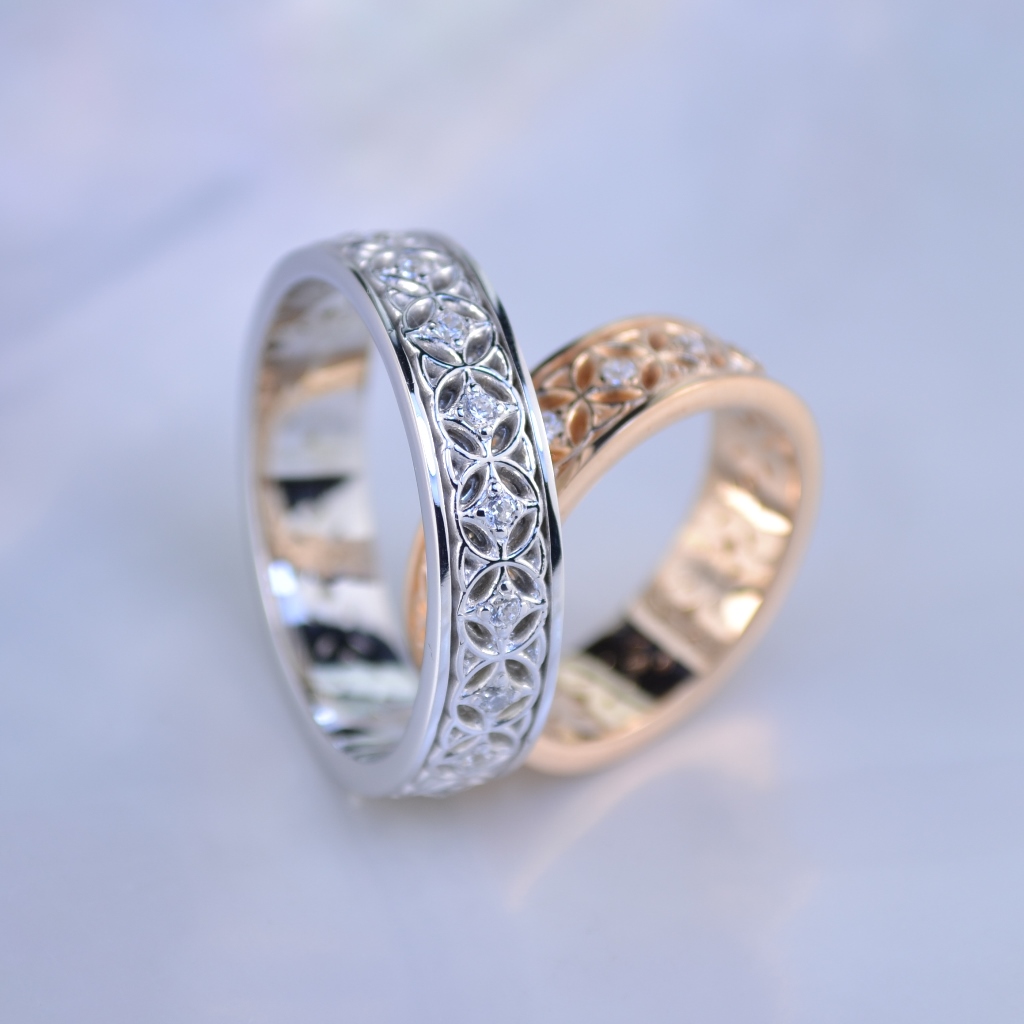 Парные обручальные кольца из красного и белого золота с бриллиантами (Вес пары: 12,5 гр.)