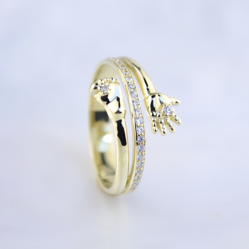 Женское кольцо ножка и ручка младенца из жёлтого золота с бриллиантами (Вес: 3 гр.)