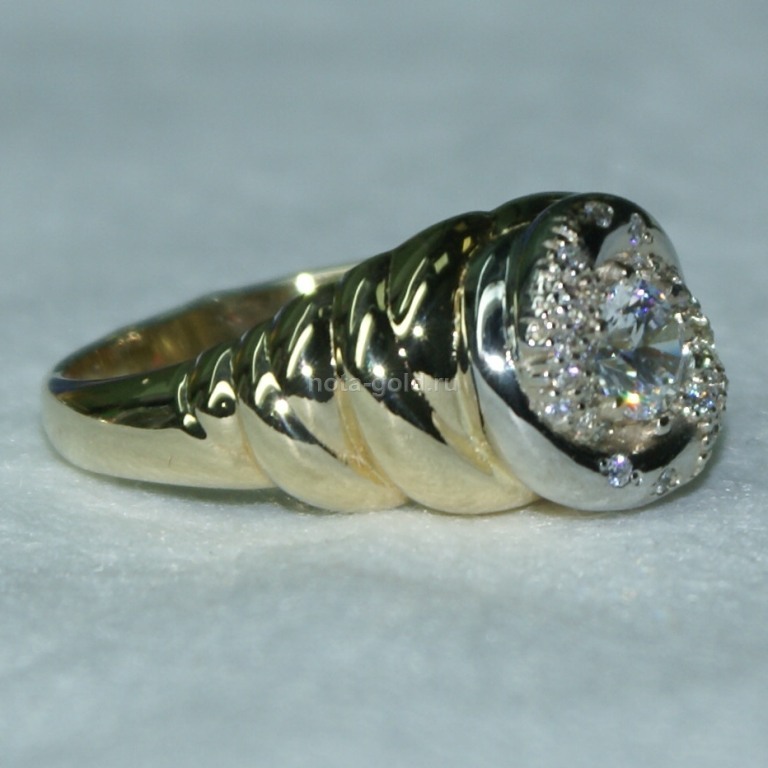 Ювелирная мастерская Nota-Gold изготовила на заказ массивное женское двухцветное золотое кольцо с бриллиантами