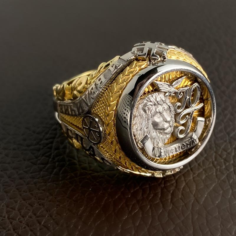 Печатка из двух видов золота со львом и инициалами