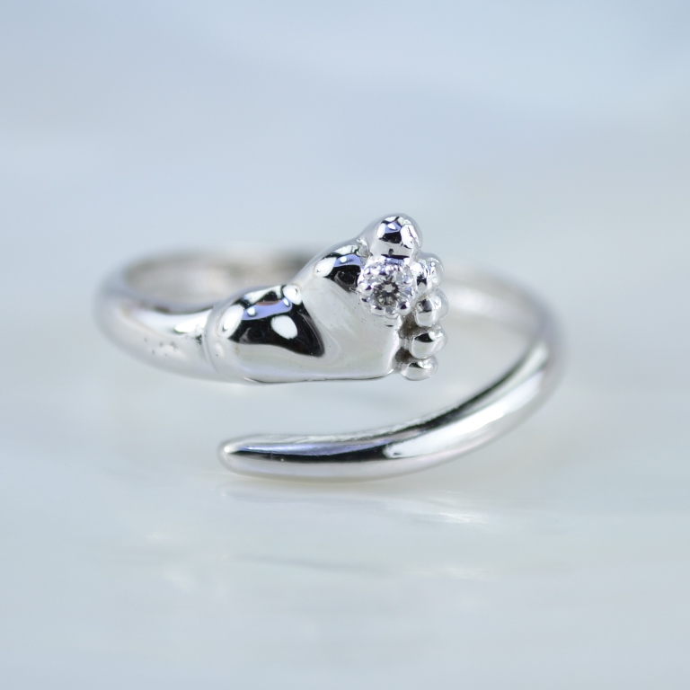 Легковесное безразмерное кольцо с ножкой из белого золота с бриллиантом (Вес: 2,4 гр.)