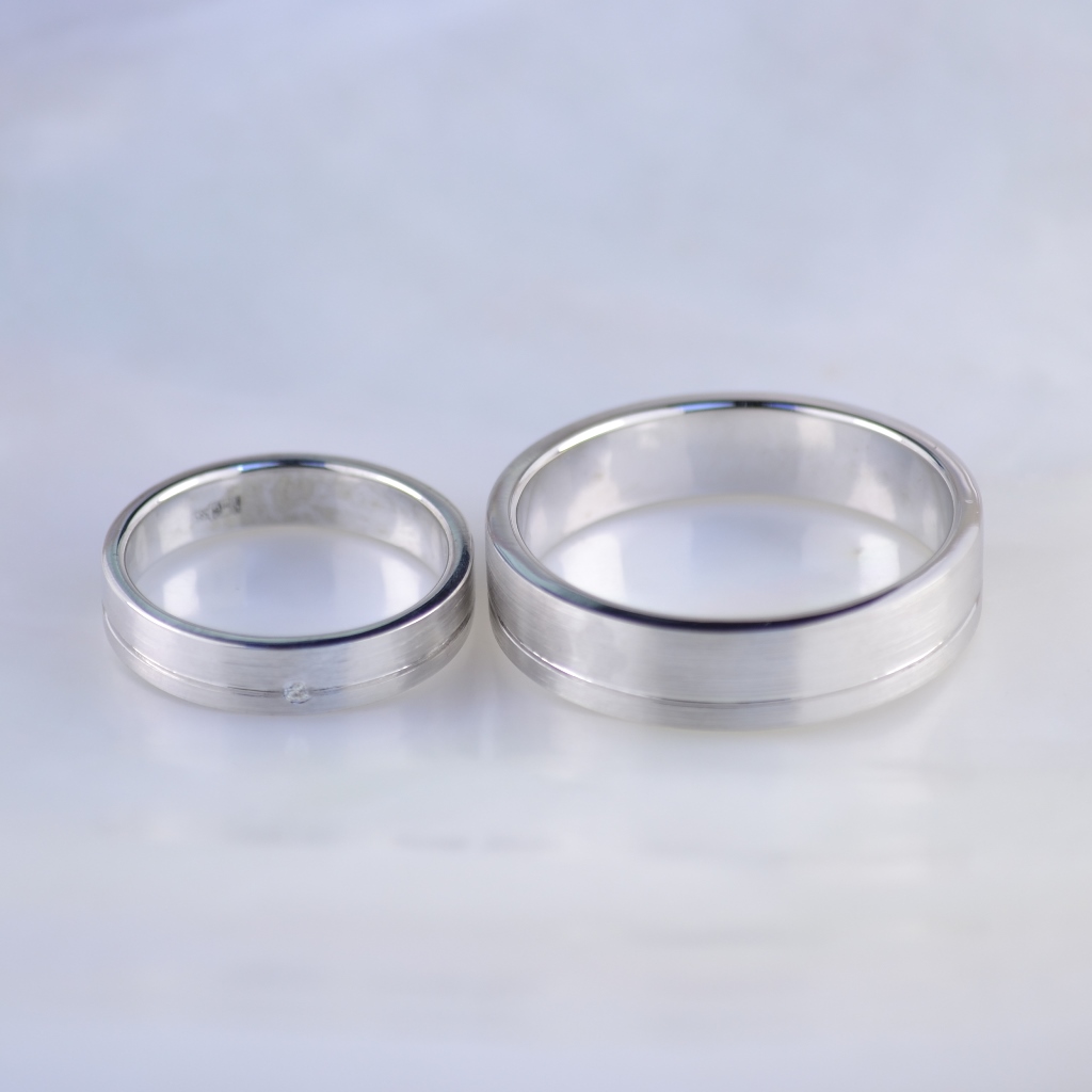 Матовые обручальные кольца из белого золота с бриллиантом в женском кольце (Вес пары: 13,5 гр.)