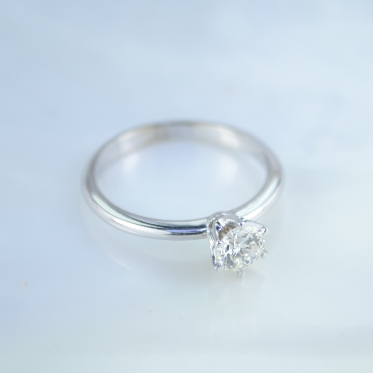Классическое помолвочное кольцо из белого золота с крупным камнем бриллиантом 0,24 карат (Вес: 2,55 гр.)