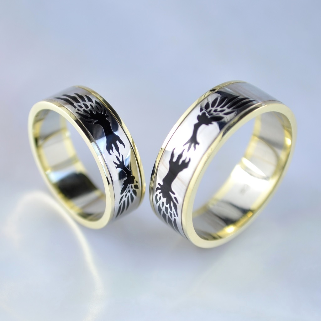 Обручальные кольца из двух видов золота с рисунком из эмали (Вес пары 10 гр.)