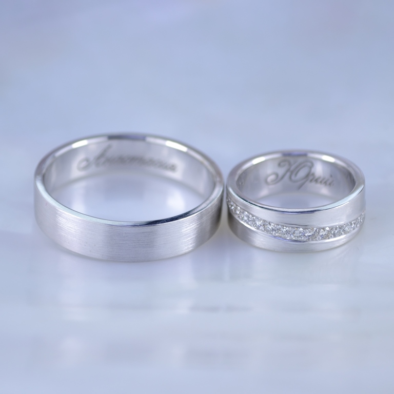 Эксклюзивные матовые обручальные кольца из белого золота с бриллиантами и гравировкой имён (Вес пары: 14,5 гр.)