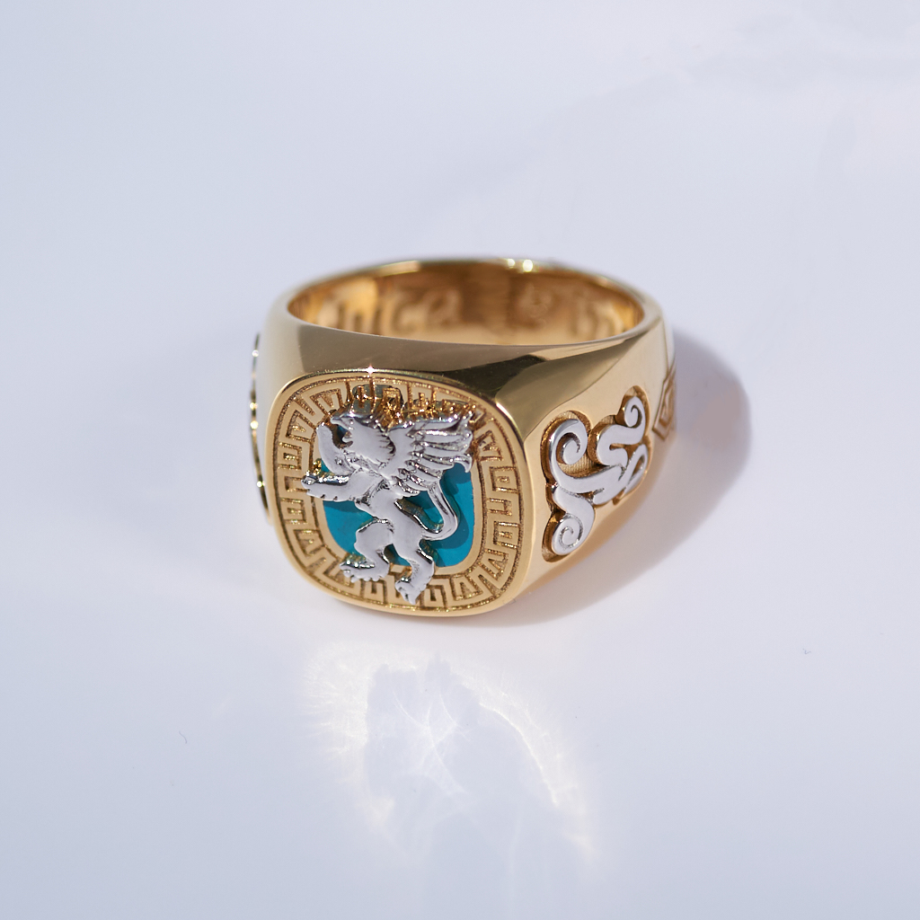 Мужской перстень печатка Грифон из двух видов золота с бриллиантом и эмалью (Вес: 15 гр.)