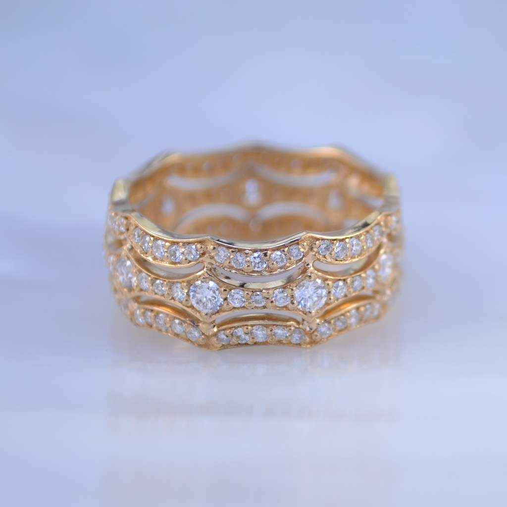 Женское кольцо из красного золота с дорожками из бриллиантов (Вес: 4,5 гр.)
