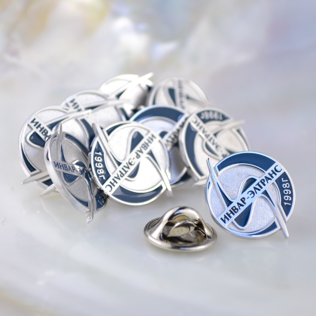 Партия нагрудных значков из серебра и белого золота с эмалью и логотипом компании