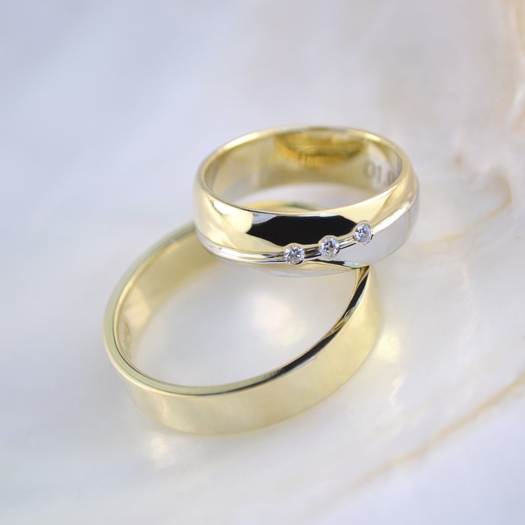 Обручальные кольца из жёлто-белого золота с бриллиантами и гравировкой даты свадьбы (Вес пары 11,5 гр.)