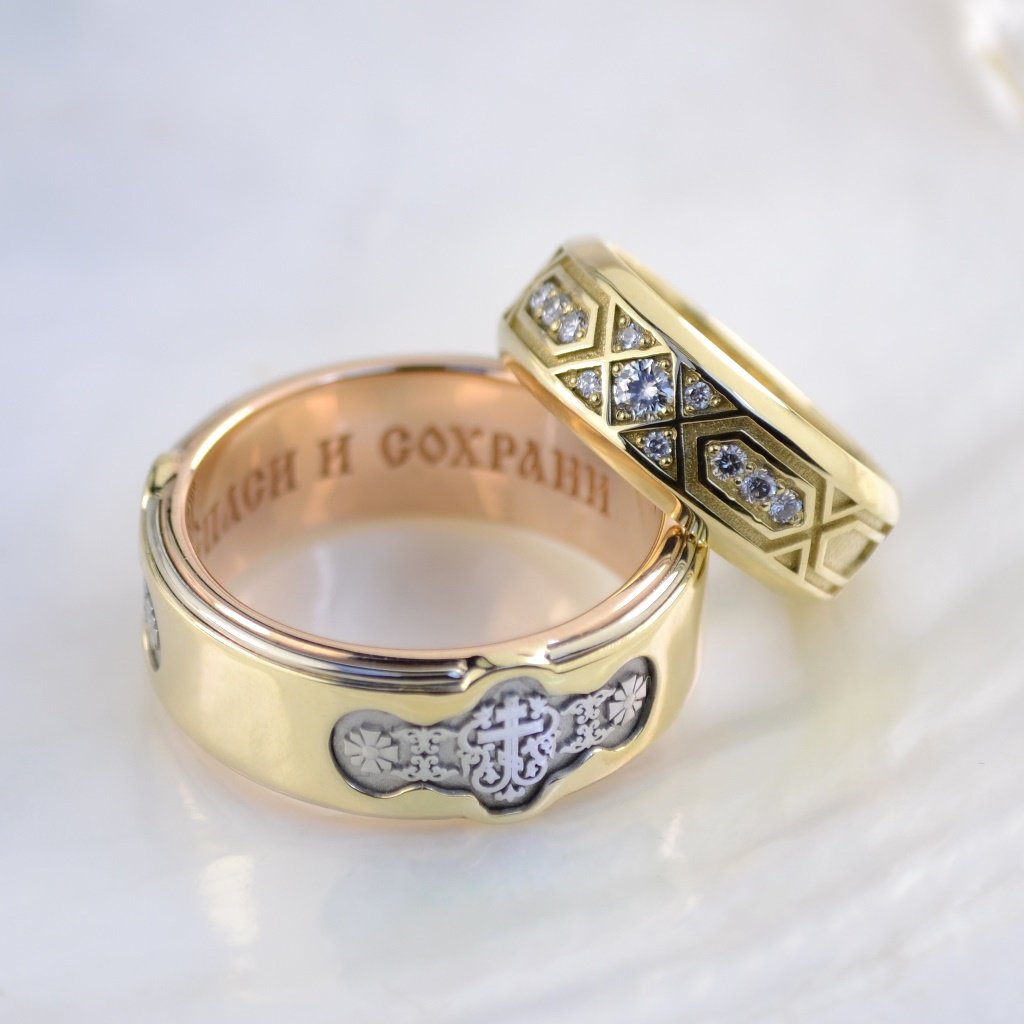 Православные обручальные кольца Спаси и сохрани из трех видов золота с бриллиантами (Вес пары 20,5 гр.)