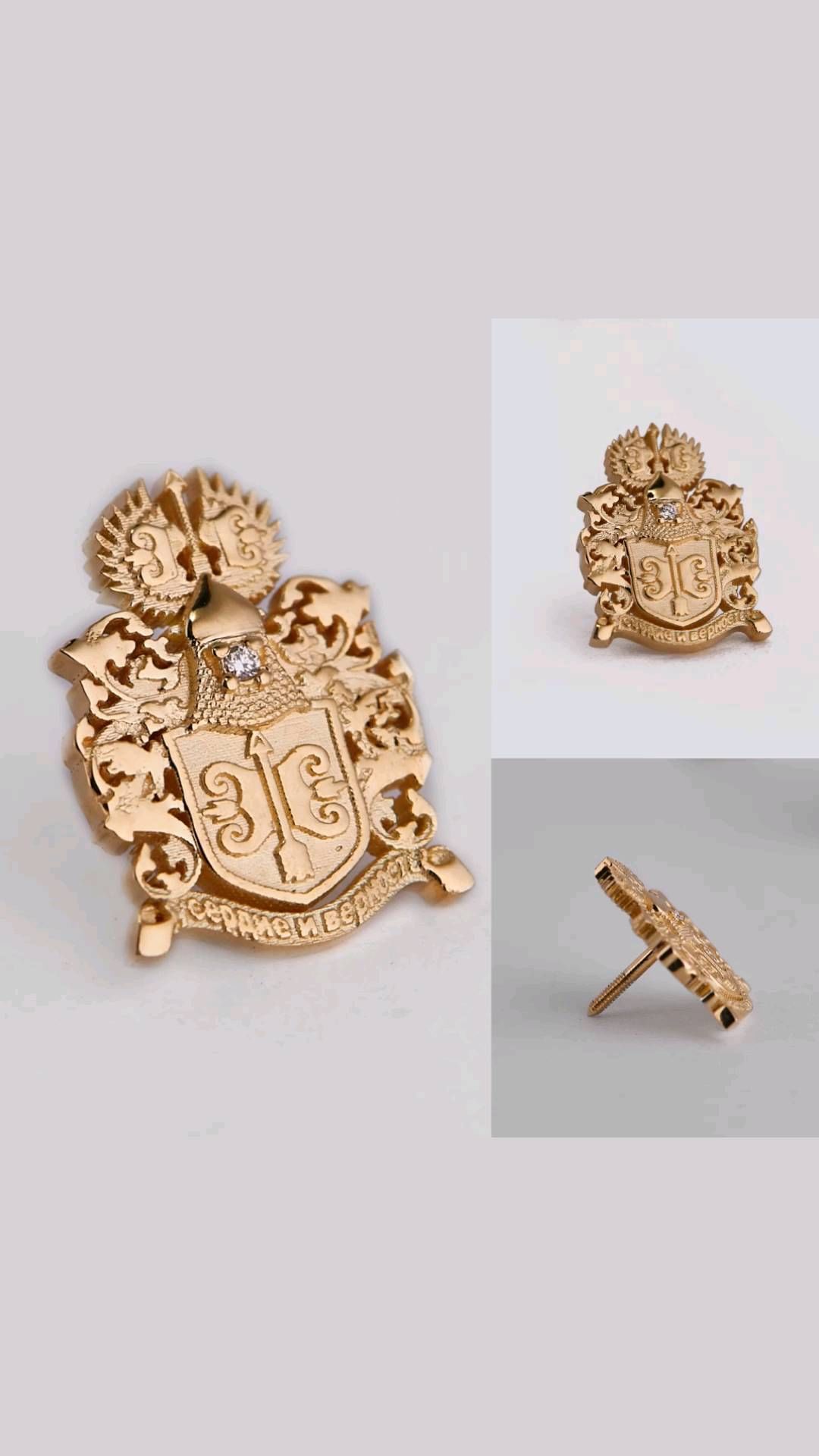 Золотой значок с личным гербом и бриллиантом
