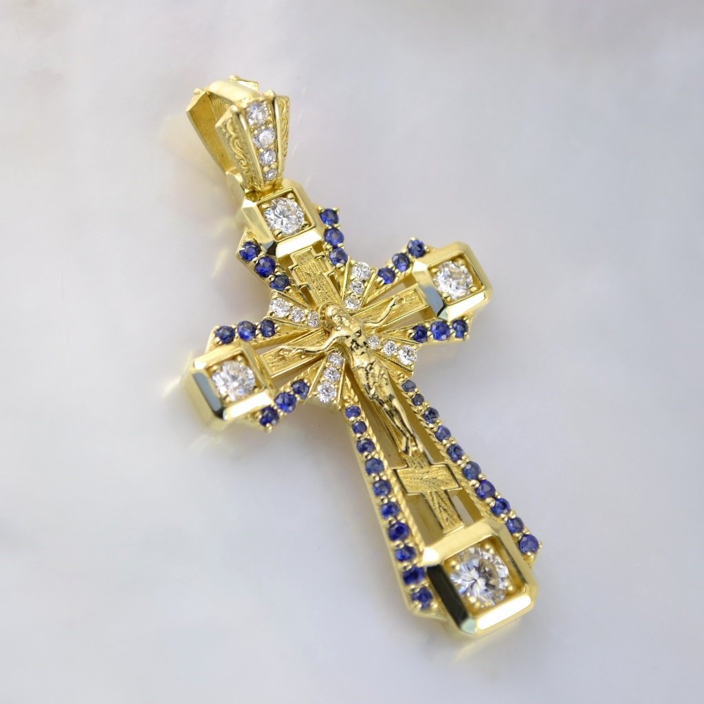 Нательный золотой крест ручной работы с распятием, бриллиантами и сапфирами (Вес 8,5 гр.)