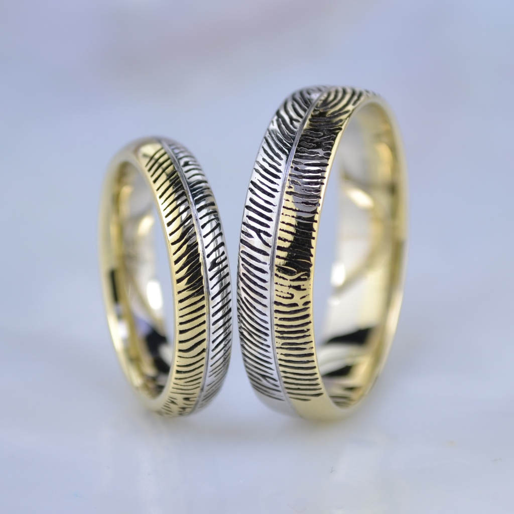 Обручальные кольца с отпечатками пальцев из двух оттенков золота с чернением (Вес пары: 11 гр.)