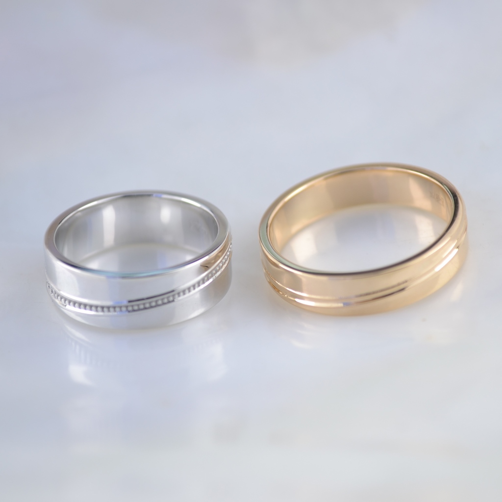 Обручальные кольца из красного и белого золота с гравировкой имён и бриллиантами в женском кольце (Вес пары 11 гр.)
