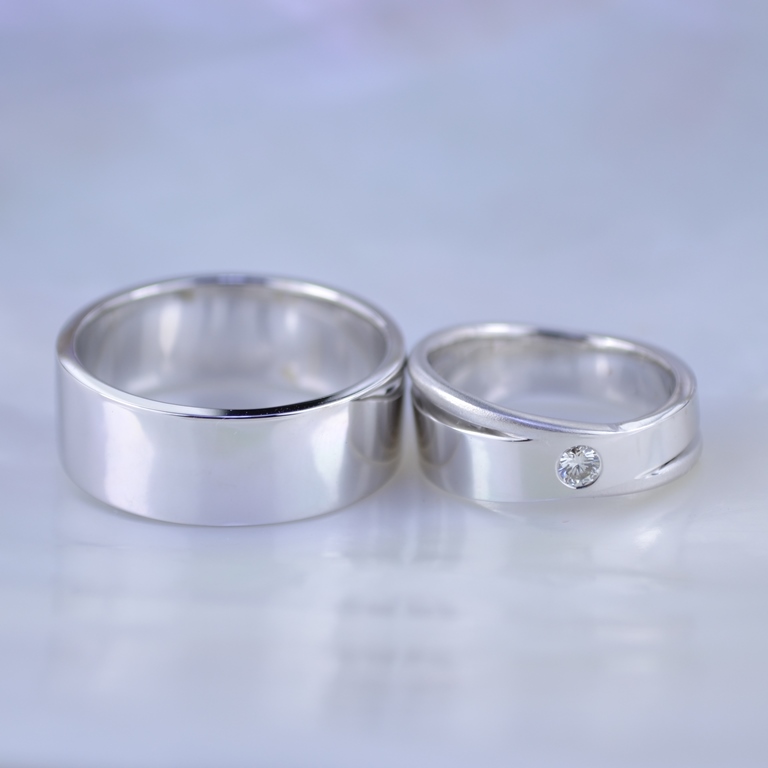 Обручальные кольца из белого золота мужское классическое женское с бриллиантом ассимметричное (Вес пары: 17 гр.)