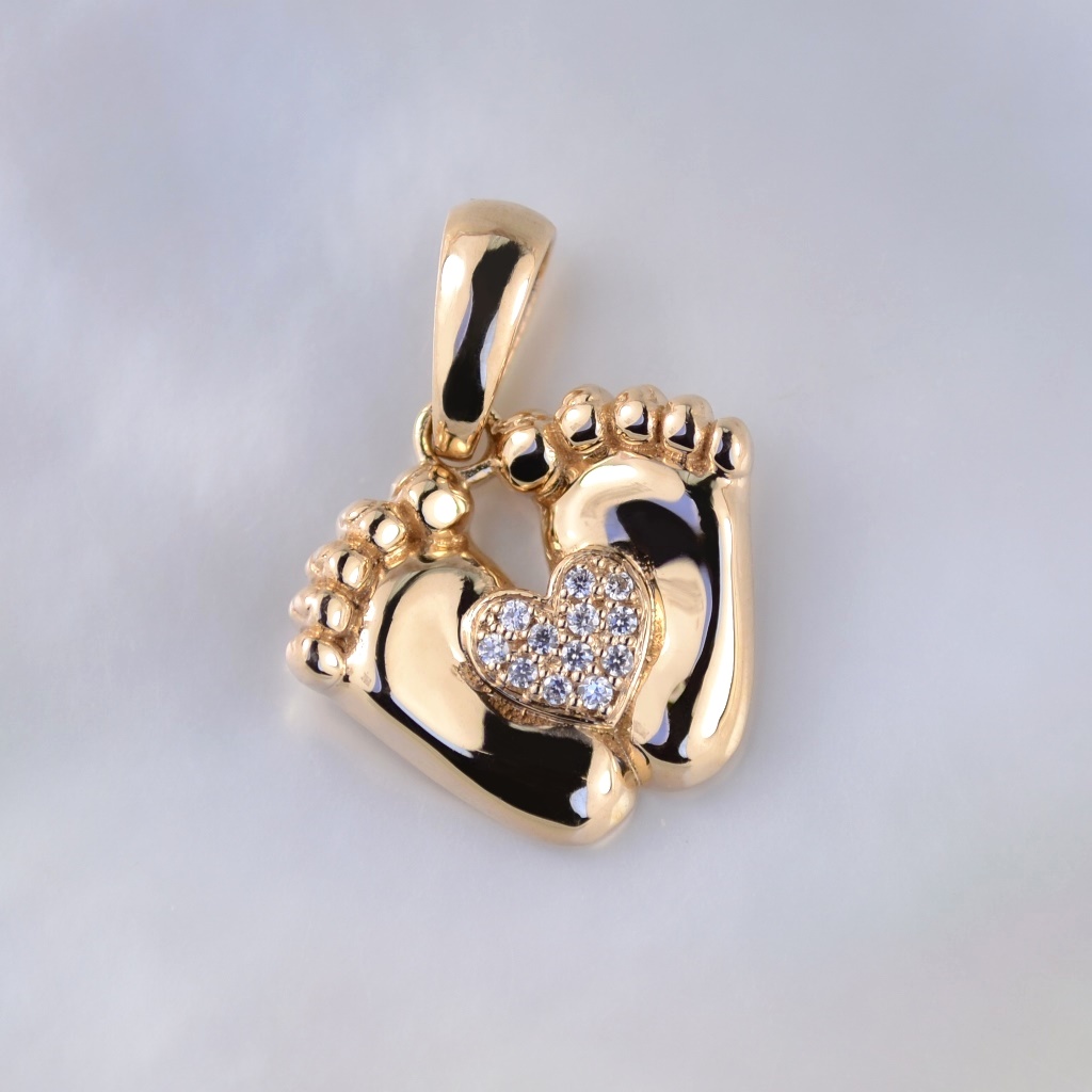 Золотая подвеска в виде ножек ребёнка с сердечком и бриллиантами (Вес: 3 гр.)