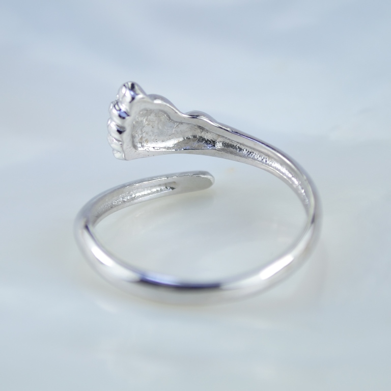 Легковесное безразмерное кольцо с ножкой из белого золота с бриллиантом (Вес: 2,4 гр.)