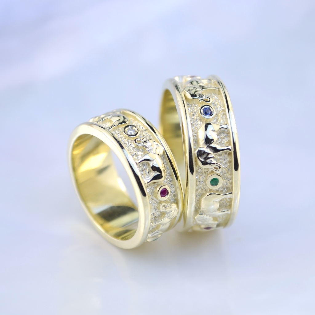 Широкие обручальные кольца в виде слонов с цветными камнями, рубинами, изумрудами, сапфирами  и бриллиантами (Вес пары: 14,5 гр.)