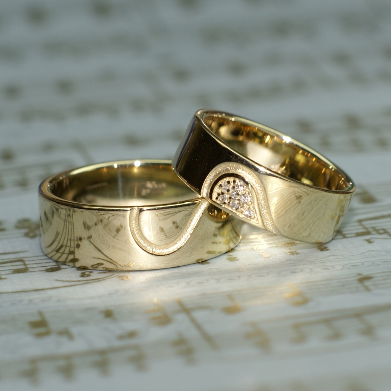 Парные обручальные кольца с сердечком с бриллиантами на заказ (Вес пары: 12 гр.)