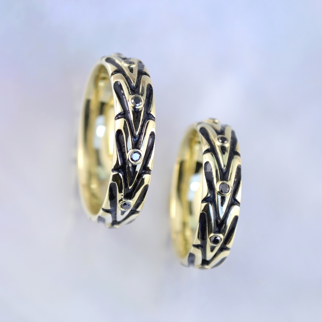 Обручальные кольца из жёлтого золота с чёрной эмалью и бриллиантами (Вес пары 13 гр.)