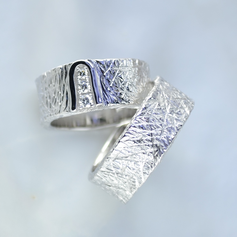 Необычное обручальное кольцо с шероховатой поверхностью из белого золота с бриллиантами (Вес пары: 19 гр.)