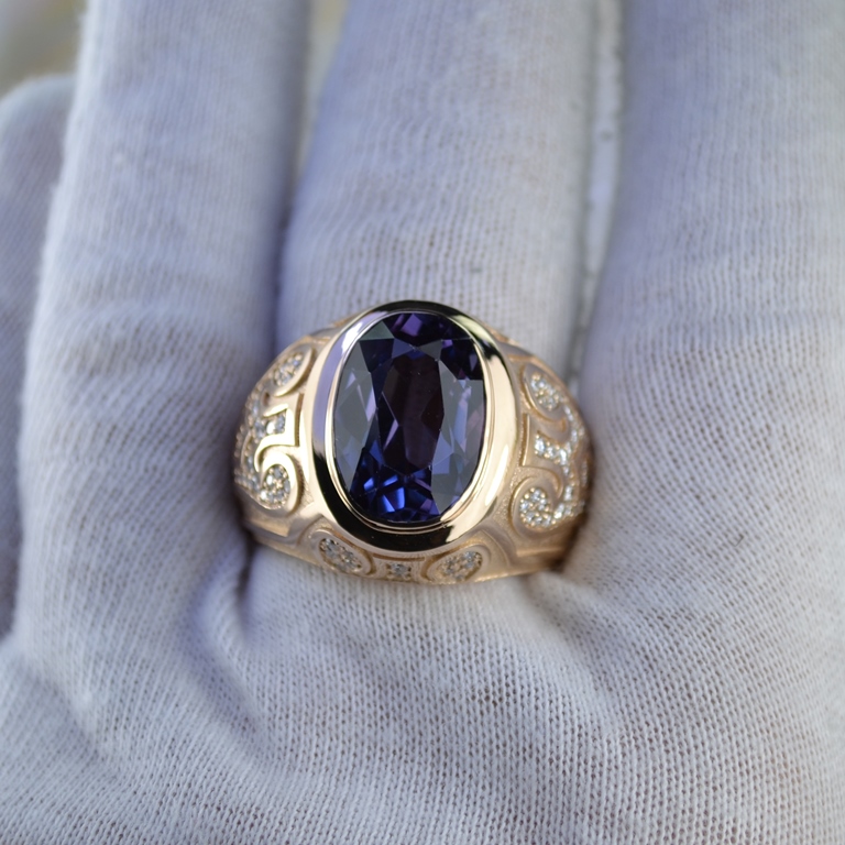 Эксклюзивный мужской перстень из золота с сапфиром и бриллиантами (Вес: 22 гр.)