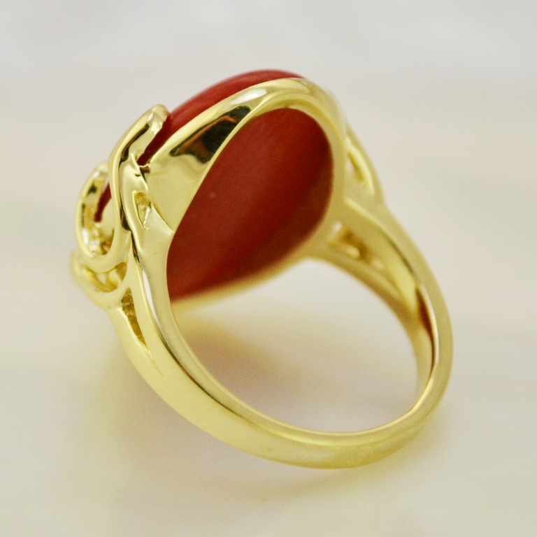 Женское кольцо с крупным камнем кораллом из жёлтого золота (Вес: 7,5 гр.)