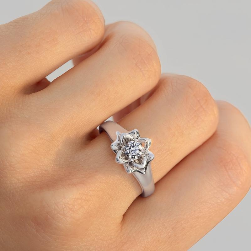 Кольцо Лилия из белого золота с бриллиантом