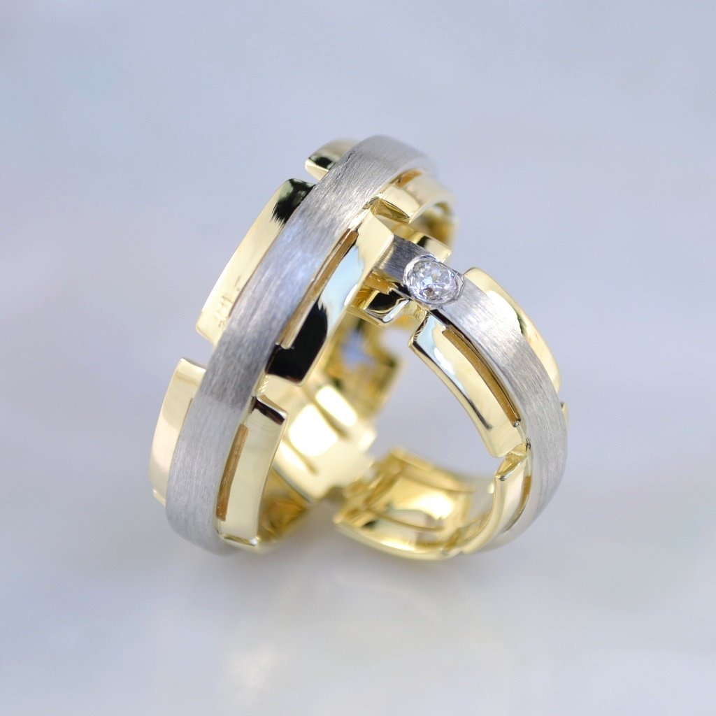 Матовые обручальные кольца из двух видов золота с крупным бриллиантом в женском кольце (Вес пары:16 гр.)
