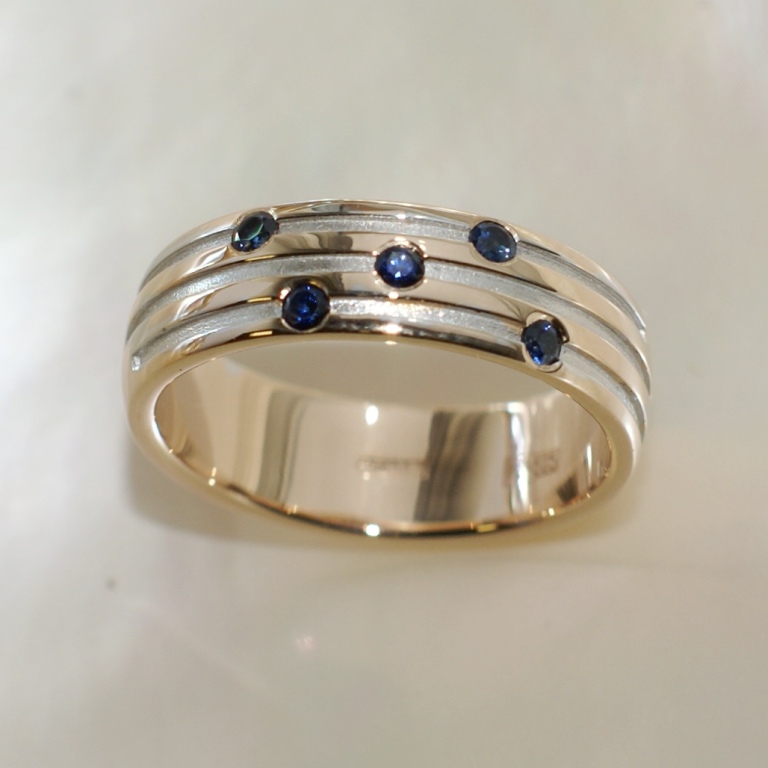 Ювелирная мастерская Nota-Gold изготовила на заказ золотое кольцо с сапфирами.
