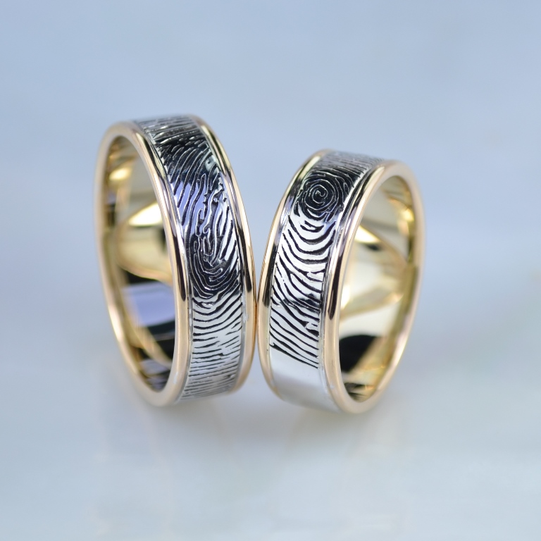 Двухцветные обручальные кольца с отпечатком пальца жениха и невесты (Вес пары: 11 гр.)