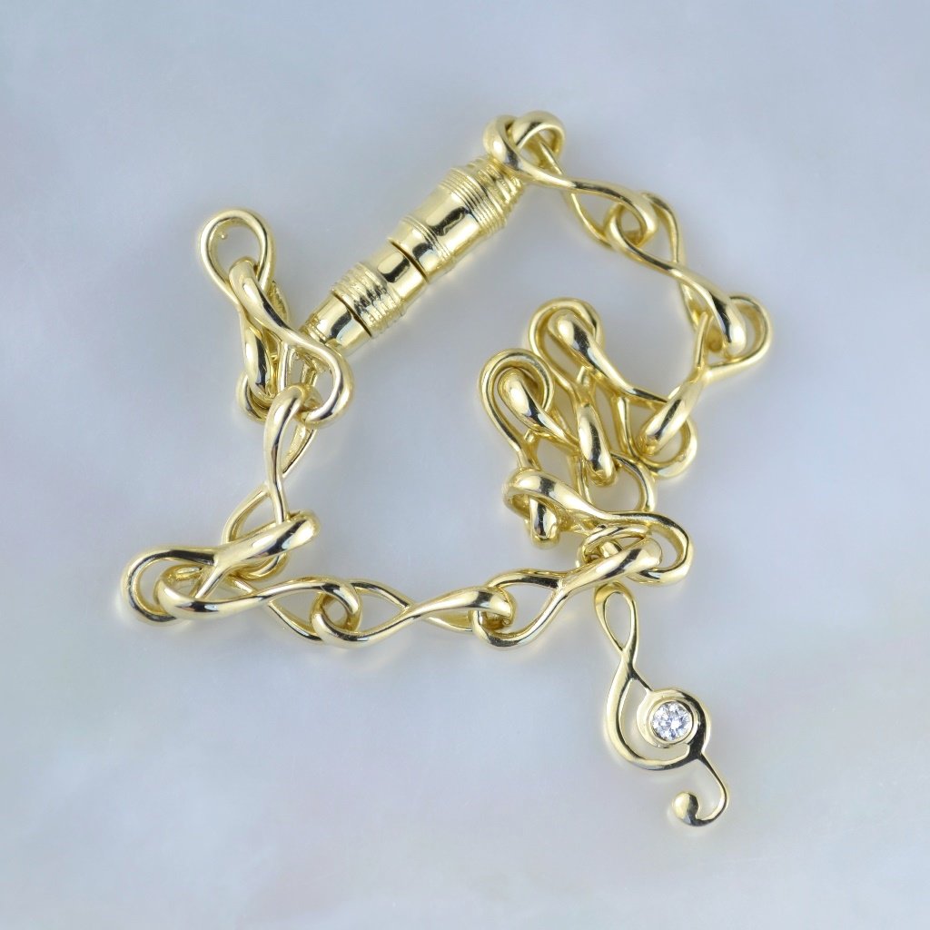 Золотой браслет плетения Бесконечность с бриллиантом и подвесками в подарок музыканту (цена за грамм)