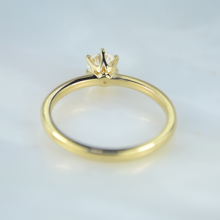 Классическое помолвочное кольцо из жёлтого золота с крупным бриллиантом 0,24 карат (Вес: 2,5 гр.)