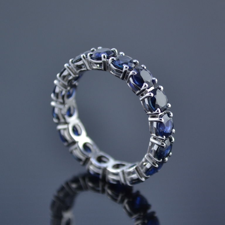 Женское кольцо с сапфирами 0,62 карат по кругу из белого золота (Вес: 3,35 гр.)