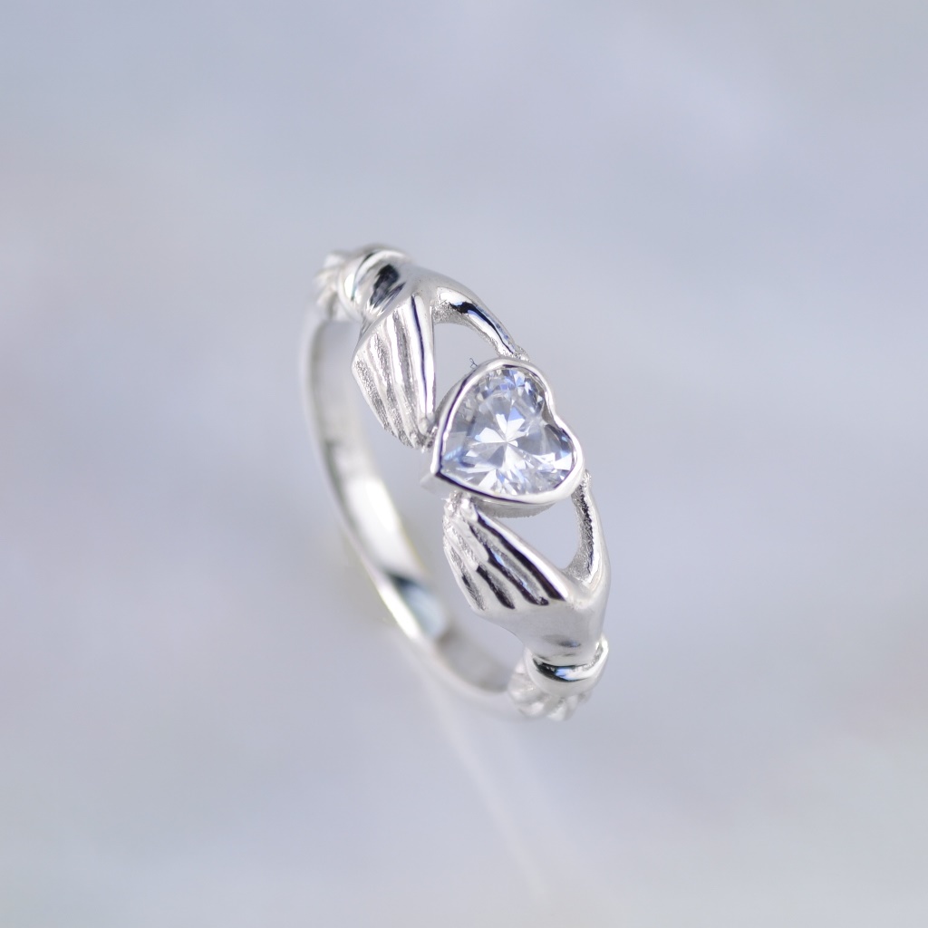 Ирландское кладдахское кольцо для предложения из белого золота с фианитом (Вес: 3,5 гр.)